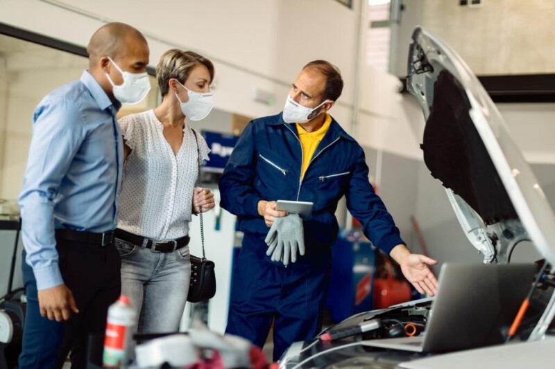 auto-mechanic-his-customers-talk-1024x682ae71a12e5ca0a5d5.jpg